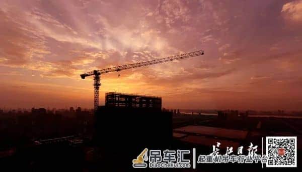 早安武汉 | 凌晨5点塔吊开动,武汉从晨曦中醒来