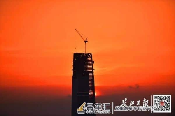 早安武汉 | 凌晨5点塔吊开动,武汉从晨曦中醒来