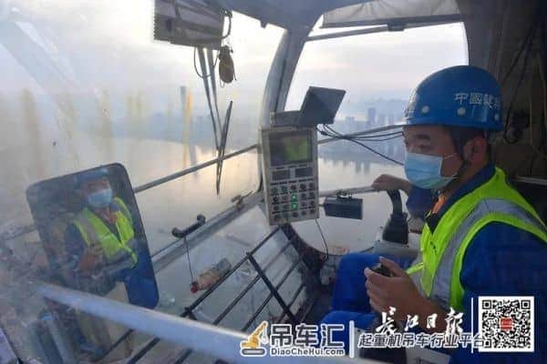 早安武汉 | 凌晨5点塔吊开动,武汉从晨曦中醒来