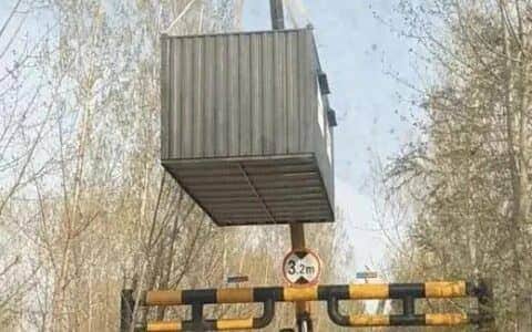 山东聊城公路限高杆挡住去路，吊车直接把车厢吊起，办法太牛了