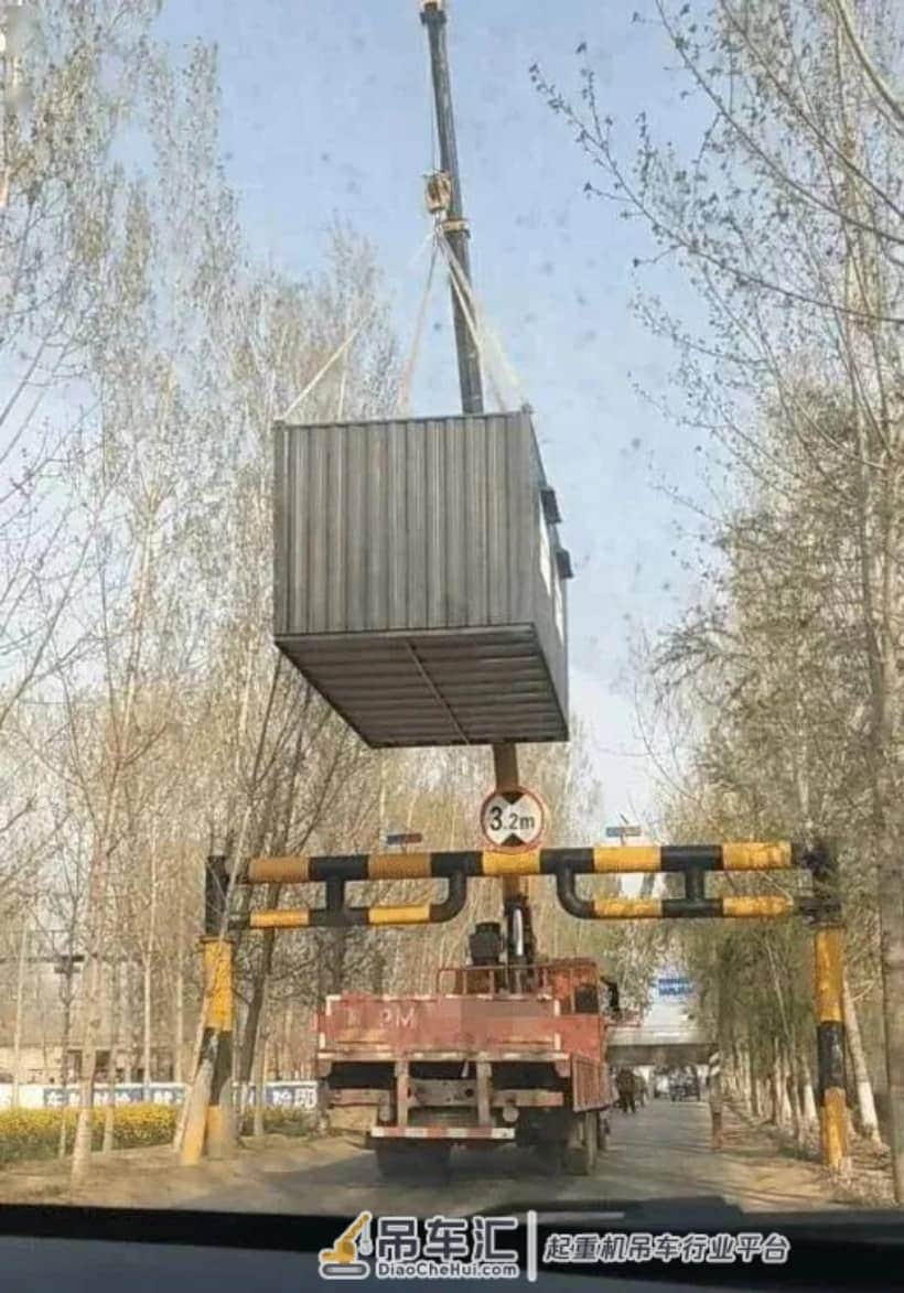 山东聊城公路限高杆挡住去路,吊车直接把车厢吊起,办法太牛了