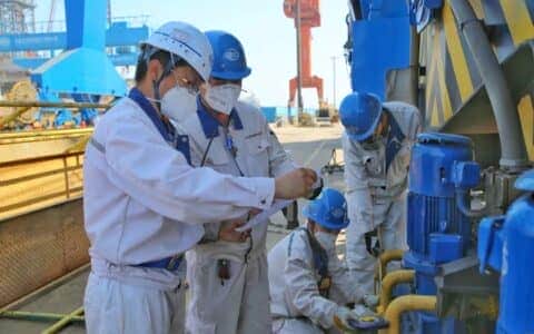 把失去的时间夺回来——大连中远海运重工鏖战“五一” 抢抓400吨龙门吊大修进度