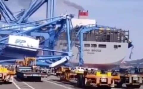巨型货轮韩国飚船，甩尾撂倒大型吊车