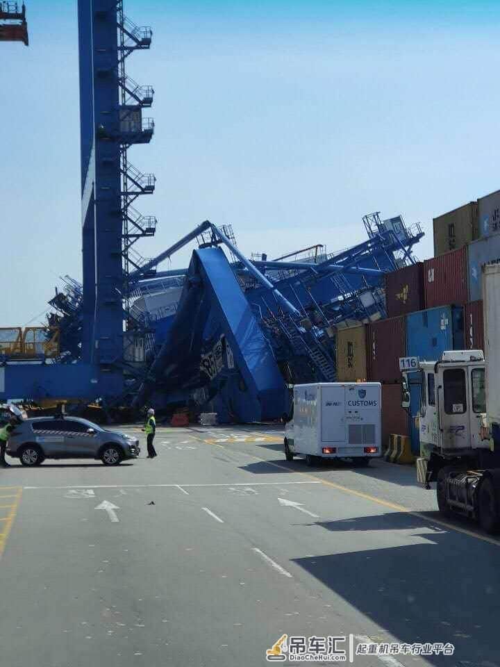 巨型货轮韩国飚船,甩尾撂倒大型吊车