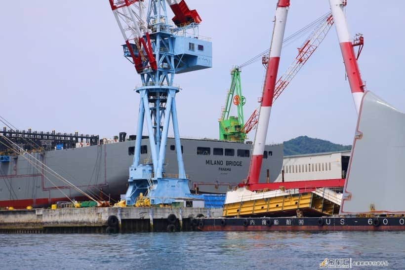 巨型货轮韩国飚船,甩尾撂倒大型吊车
