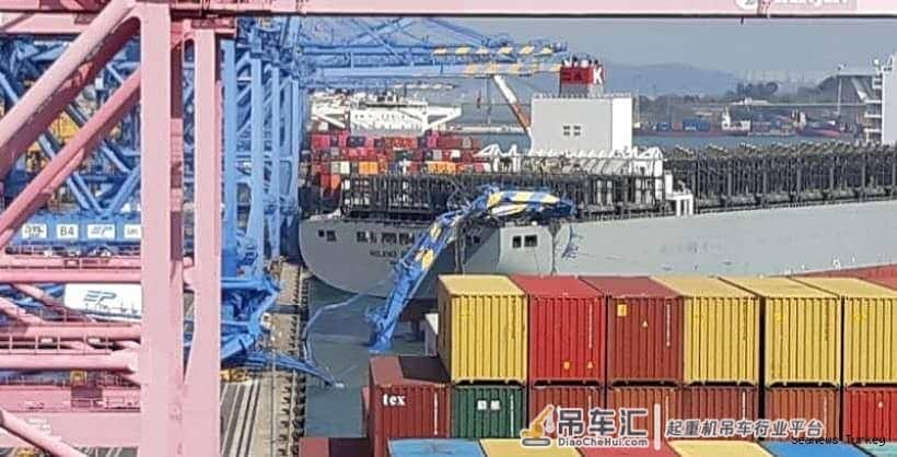 巨型货轮韩国飚船,甩尾撂倒大型吊车
