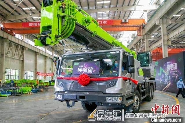 全球首台纯电动汽车起重机长沙下线，被誉为工程机械版Z斯拉