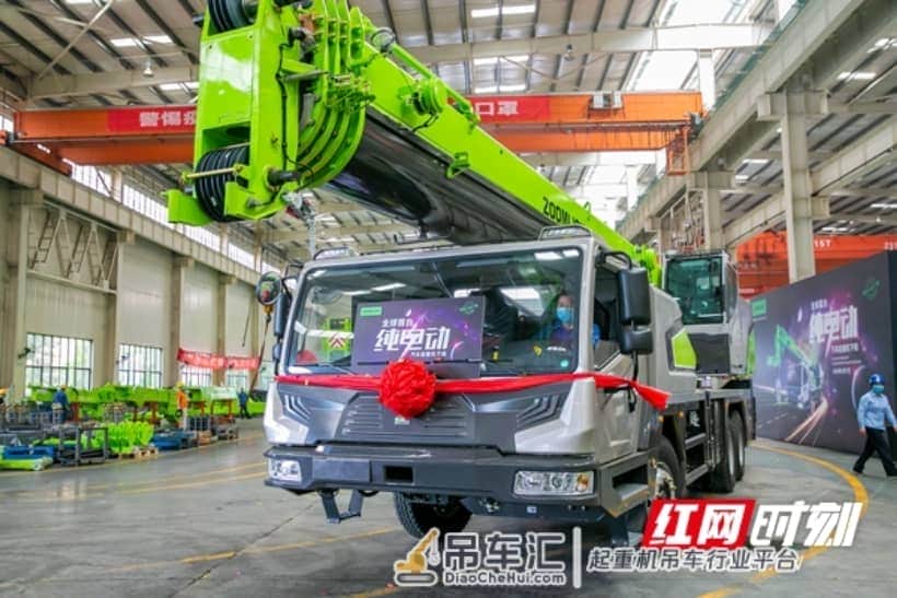 中联重科下线全球首台纯电动汽车起重机