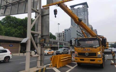 武汉市内吊车出租安装交通指示牌