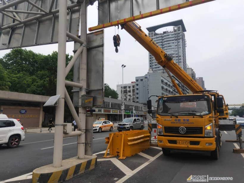 武汉市内吊车出租安装交通指示牌