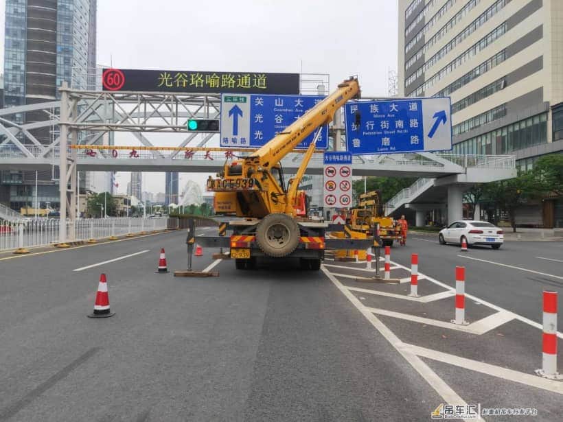武汉市内吊车出租安装交通指示牌