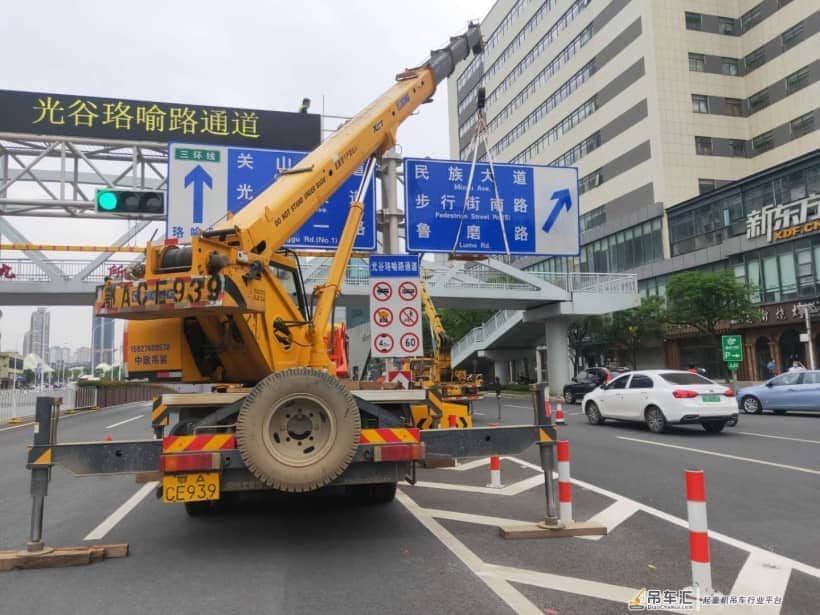 武汉市内吊车出租安装交通指示牌