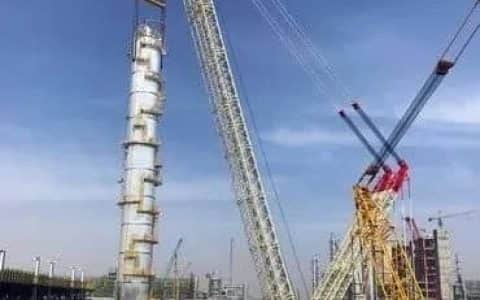 730吨精制塔吊装成功