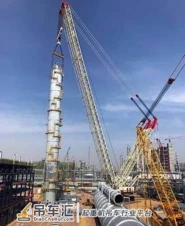 730吨精制塔吊装成功