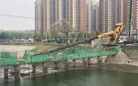 高碑店附近，一大型吊车失去平衡“跌倒”