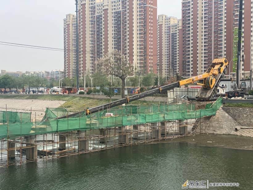 高碑店附近,一大型吊车失去平衡“跌倒”