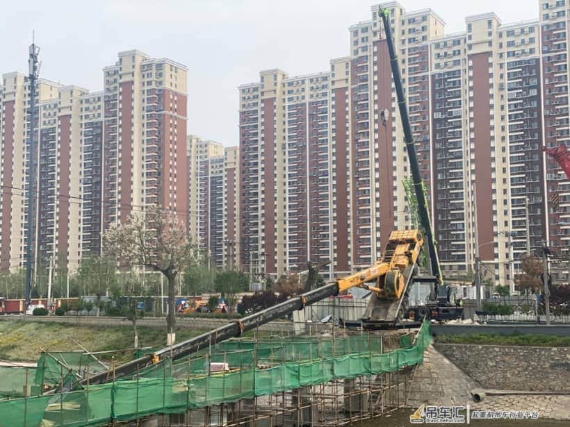 高碑店附近,一大型吊车失去平衡“跌倒”