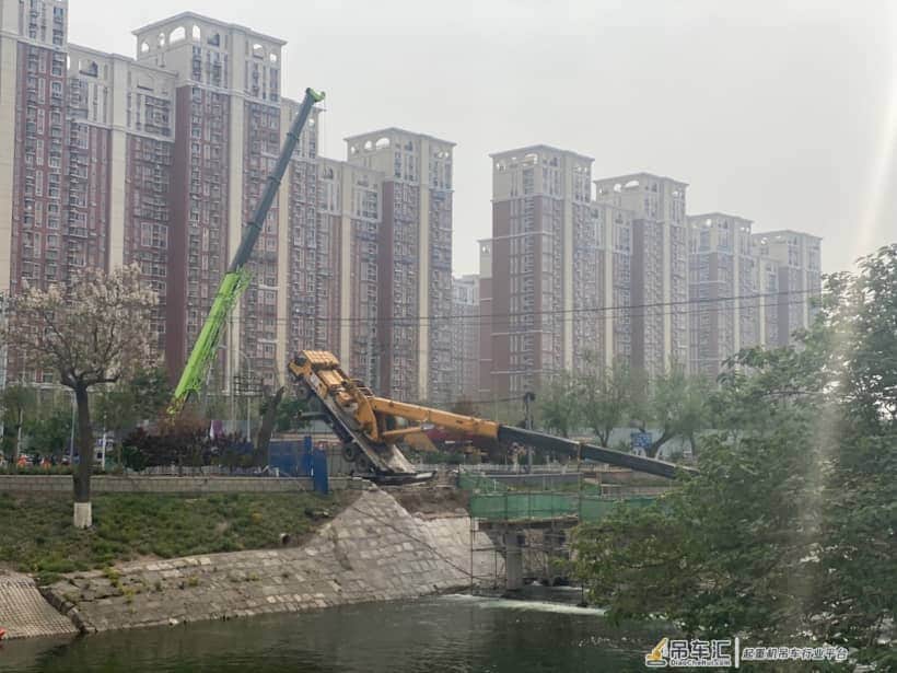 高碑店附近,一大型吊车失去平衡“跌倒”