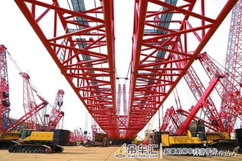 中国再创辉煌，三一4000吨履带吊，将两千吨重物吊至百米高空，