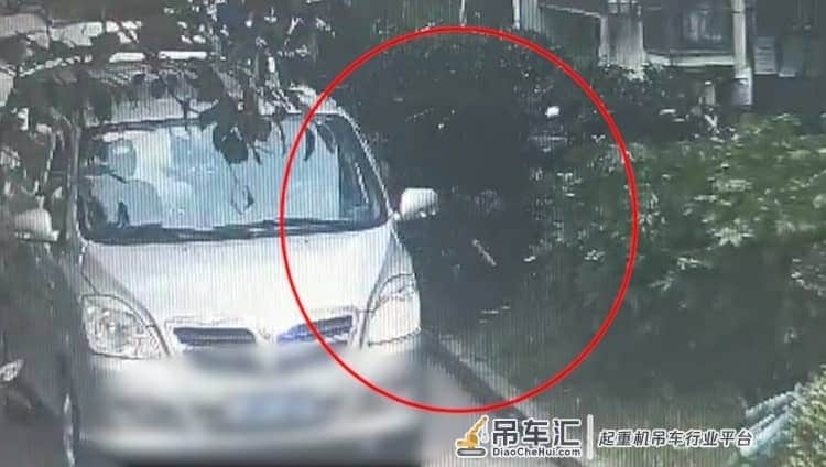 三男子工地搬家“无主”微型吊机收入囊中