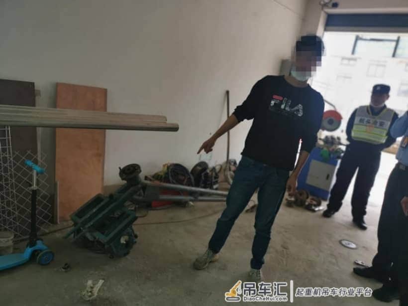 三男子工地搬家“无主”微型吊机收入囊中