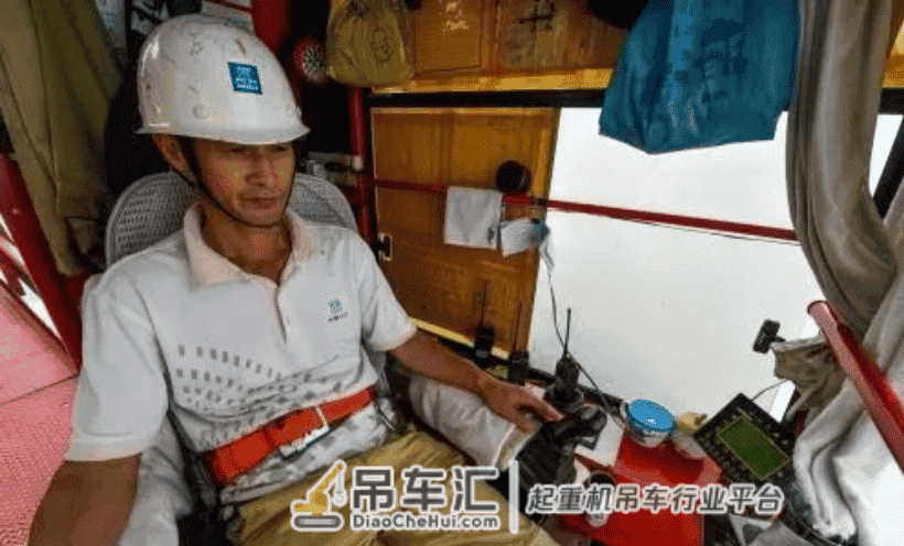 塔吊司机一天500的工资都这么来的，看完还羡慕吗？