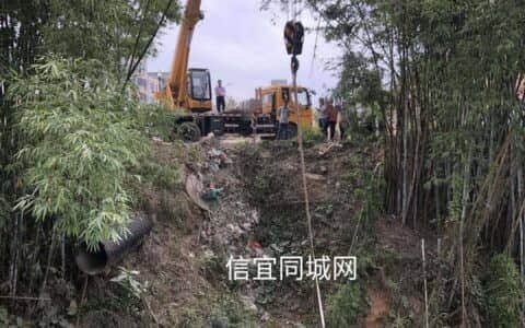 ?信宜栗木路口：一小车意外起飞，着陆失败……