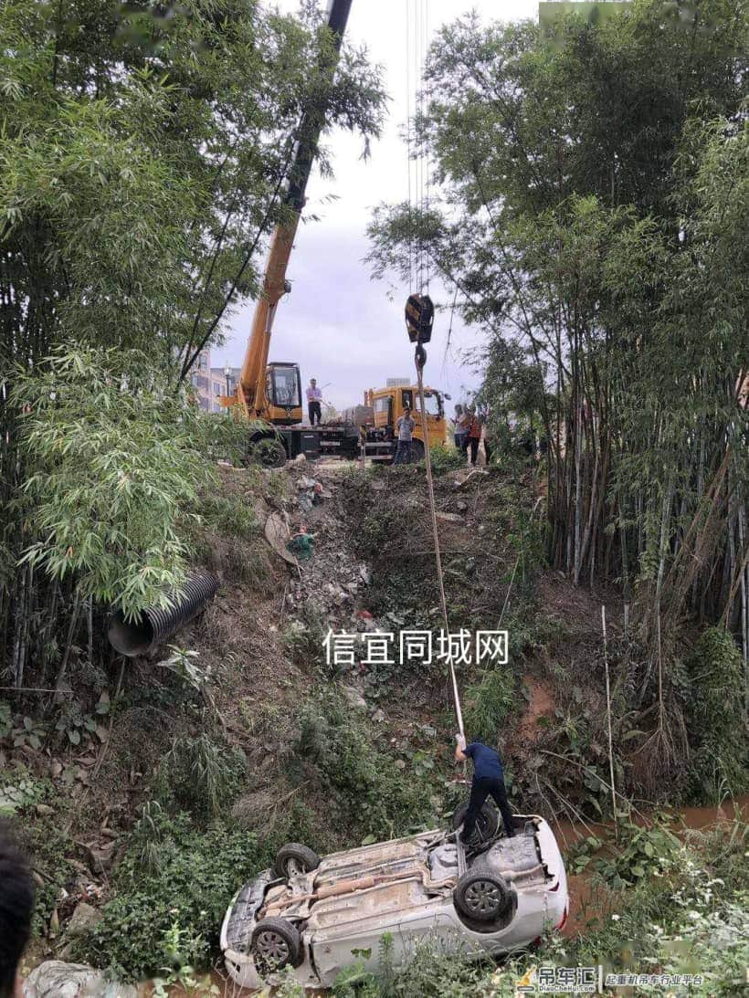 ?信宜栗木路口：一小车意外起飞，着陆失败……
