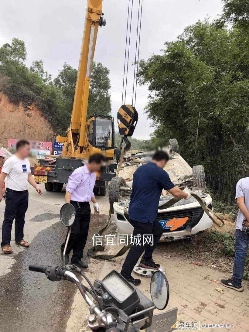 ?信宜栗木路口:一小车意外起飞,着陆失败……