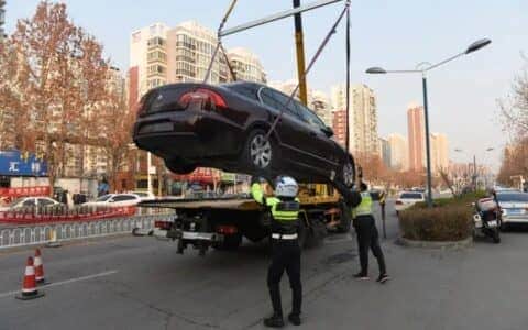 还敢违停？大吊车，专治各种不服！