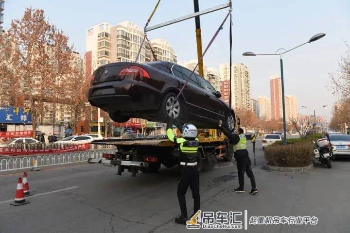 还敢违停？大吊车，专治各种不服！