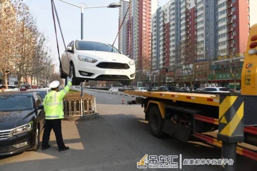 还敢违停?大吊车,专治各种不服!