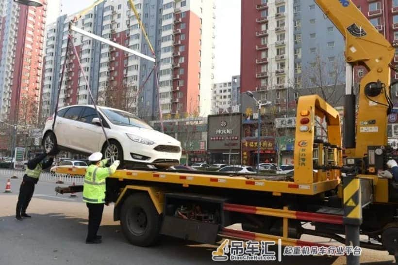 还敢违停?大吊车,专治各种不服!