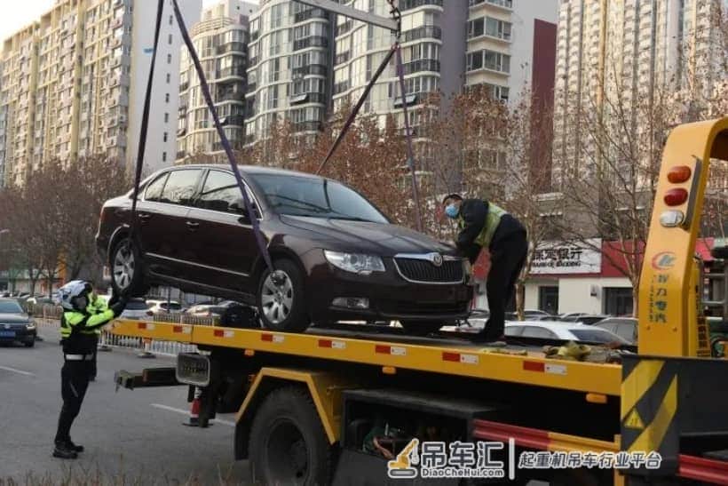 还敢违停?大吊车,专治各种不服!