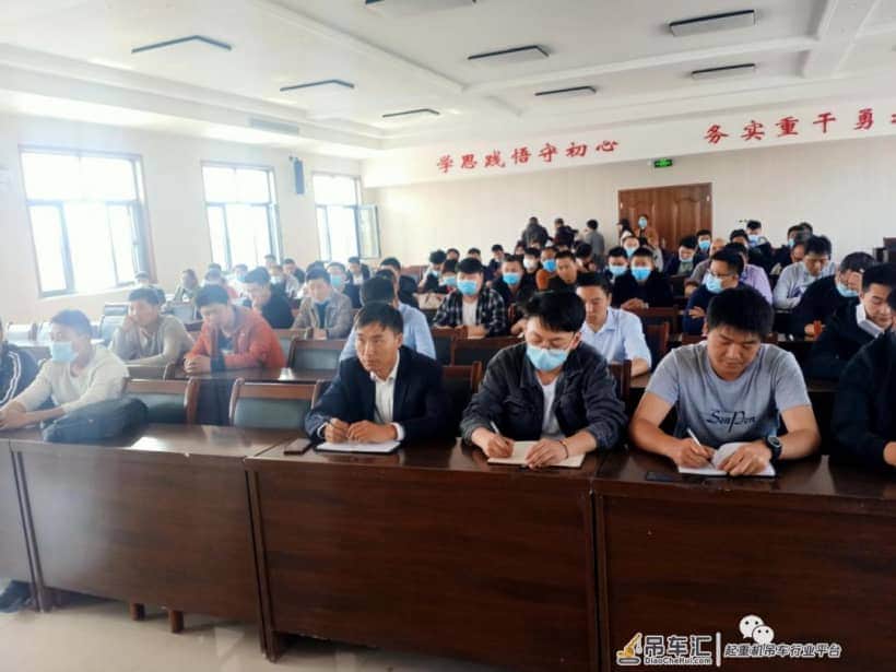 卫辉市住建局组织全市建筑工地起重设备培训会