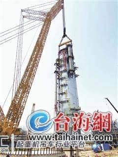 2000吨重 全球最大洗涤塔在古雷吊装就位