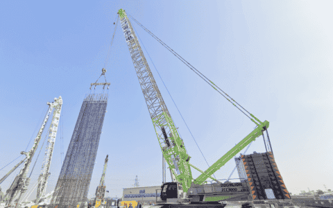飒！中联重科ZCC3000履带吊助建粤港澳大湾区“世纪潜龙”工程