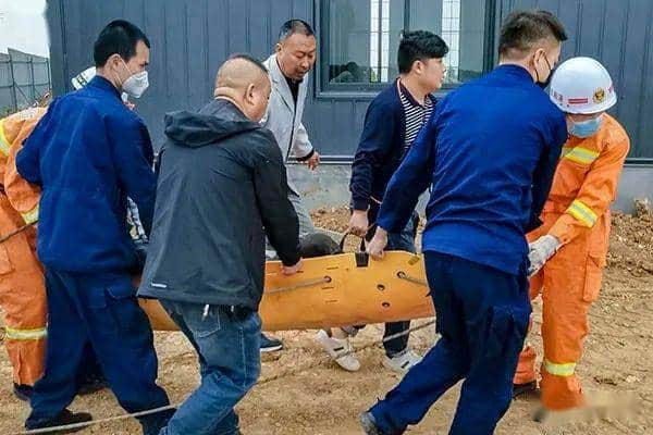 河南洛阳:吊车侧翻驾驶员坠入深坑 消防员快速营救