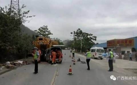 来宾一辆面包车失控撞上吊车，车头稀碎！司机与8岁小孩不幸身亡