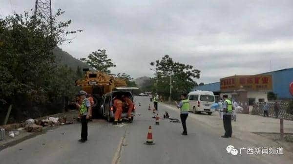 来宾一辆面包车失控撞上吊车,车头稀碎!司机与8岁小孩不幸身亡