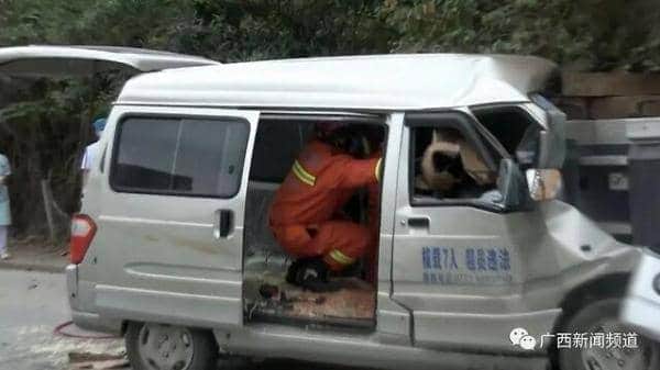 来宾一辆面包车失控撞上吊车,车头稀碎!司机与8岁小孩不幸身亡