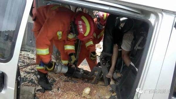 来宾一辆面包车失控撞上吊车,车头稀碎!司机与8岁小孩不幸身亡