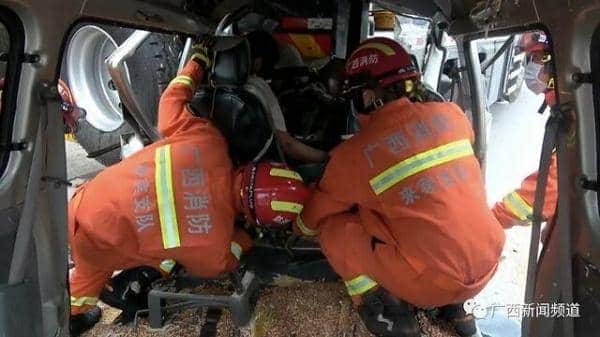 来宾一辆面包车失控撞上吊车,车头稀碎!司机与8岁小孩不幸身亡