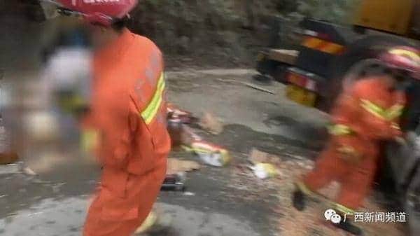 来宾一辆面包车失控撞上吊车,车头稀碎!司机与8岁小孩不幸身亡