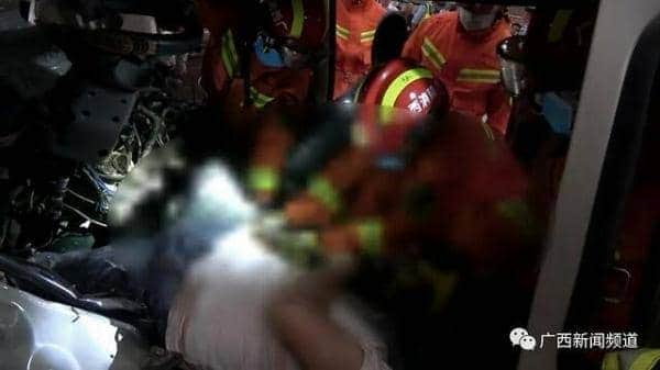来宾一辆面包车失控撞上吊车,车头稀碎!司机与8岁小孩不幸身亡