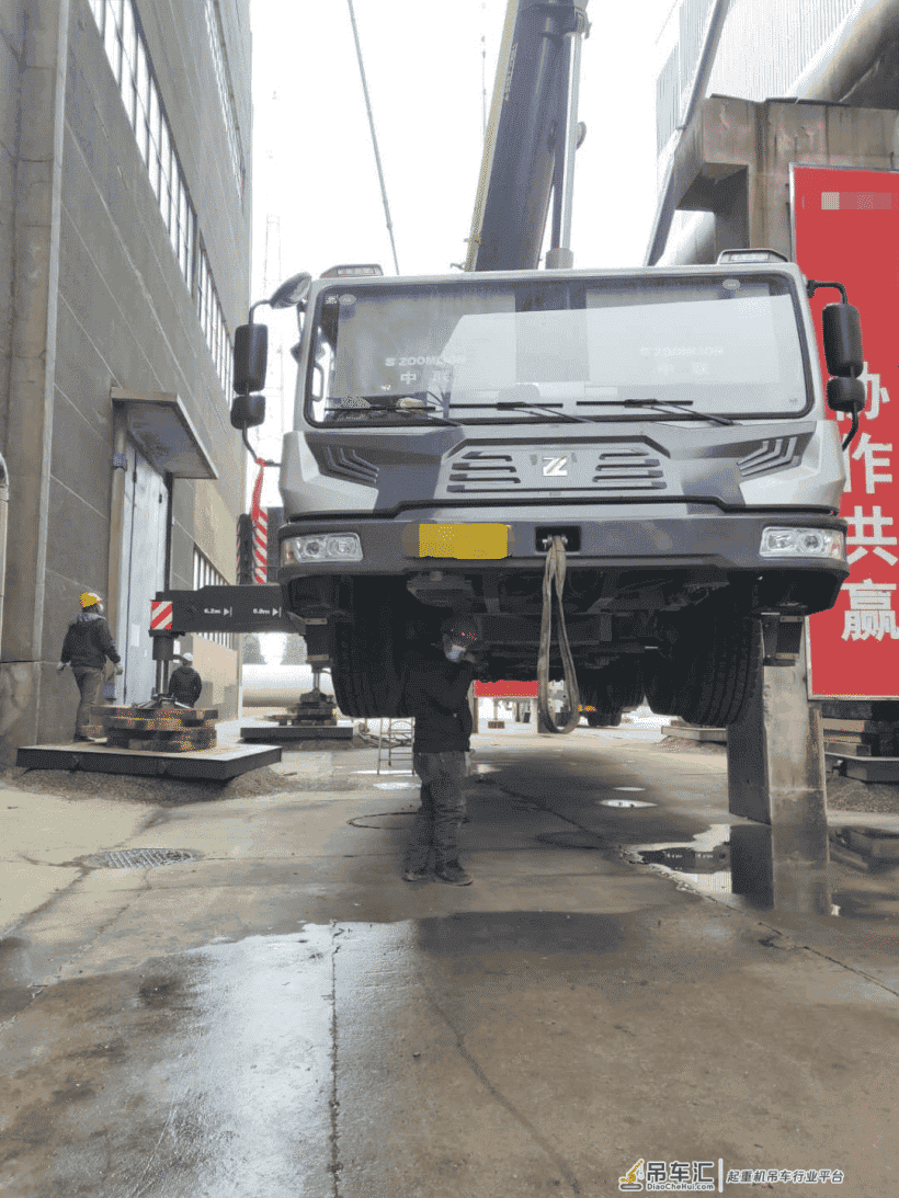 300吨吊车挑战极限场地,看大师傅怎么操作的