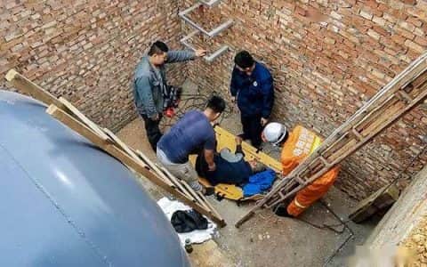 河南洛阳：吊车侧翻驾驶员坠入深坑 消防员快速营救
