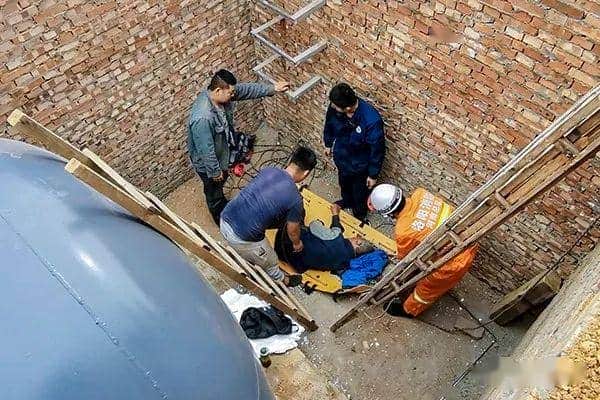 河南洛阳:吊车侧翻驾驶员坠入深坑 消防员快速营救