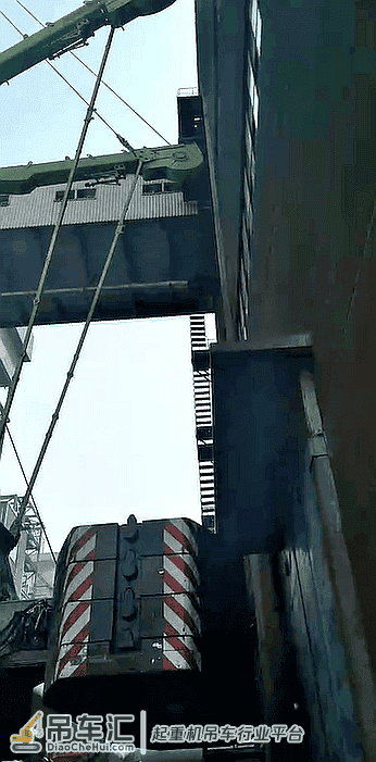 300吨吊车挑战极限场地,看大师傅怎么操作的