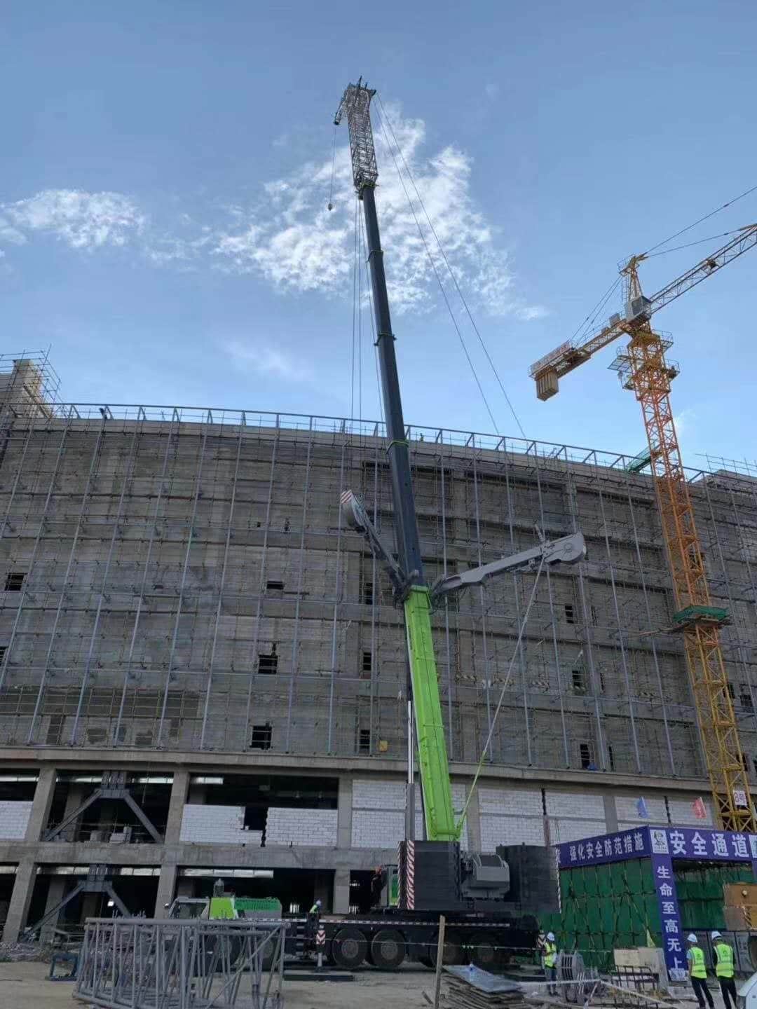 中联重科T1200-64塔机，ZAT4000全地面起重机，斩获“中国工程机械年度产品TOP50应用贡献金奖”